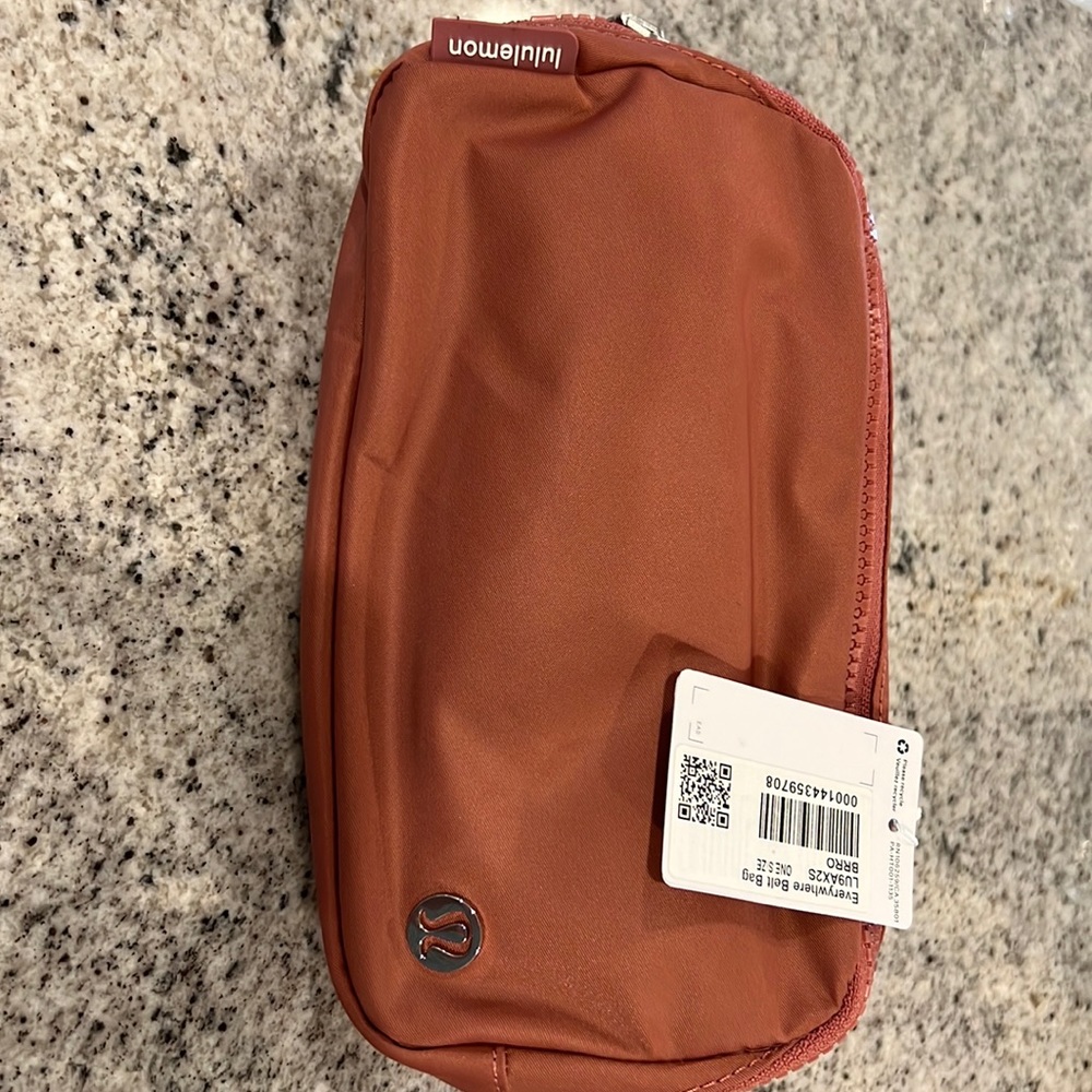 Lululemon Everywhere beltbag